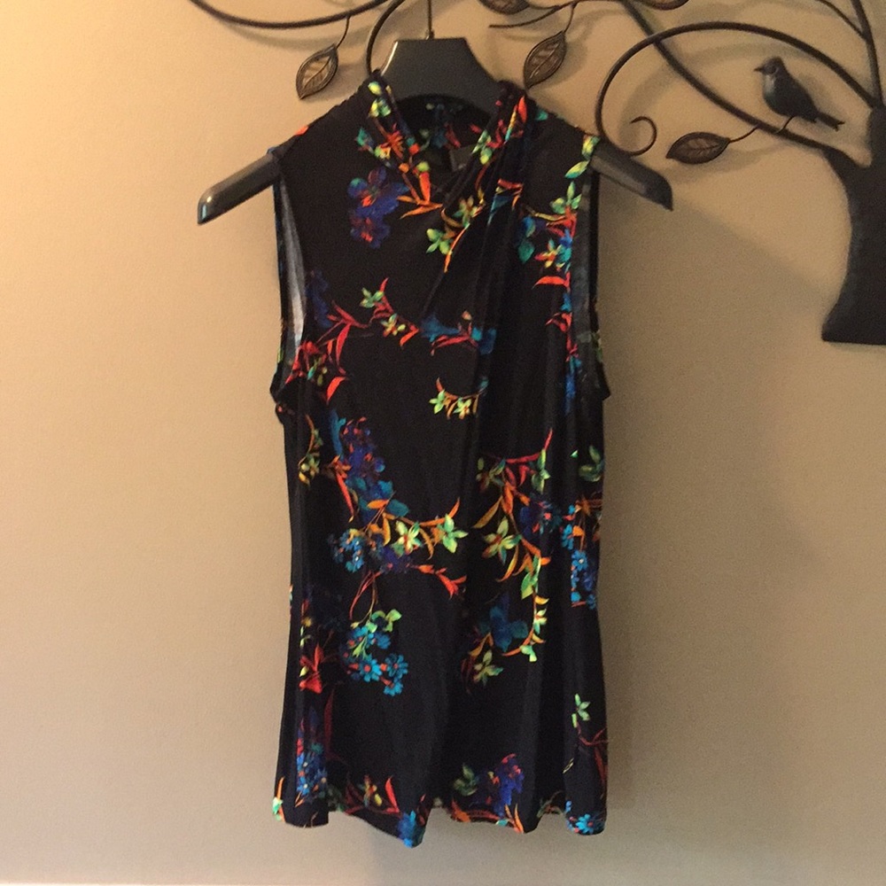 Black floral sleeveless blouse 🌺 Size M/L